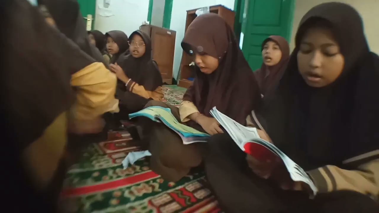 Siswa dan Siswi SD N Surubendo Taddarus Alquran 