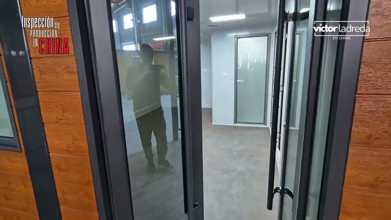 Inspeccionando la fabricación de contenedores expandibles en una fábrica china.