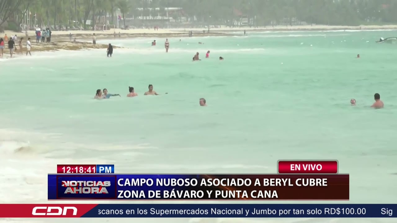 A pesar del llamado a tormenta personas se bañan en la playa de Macao