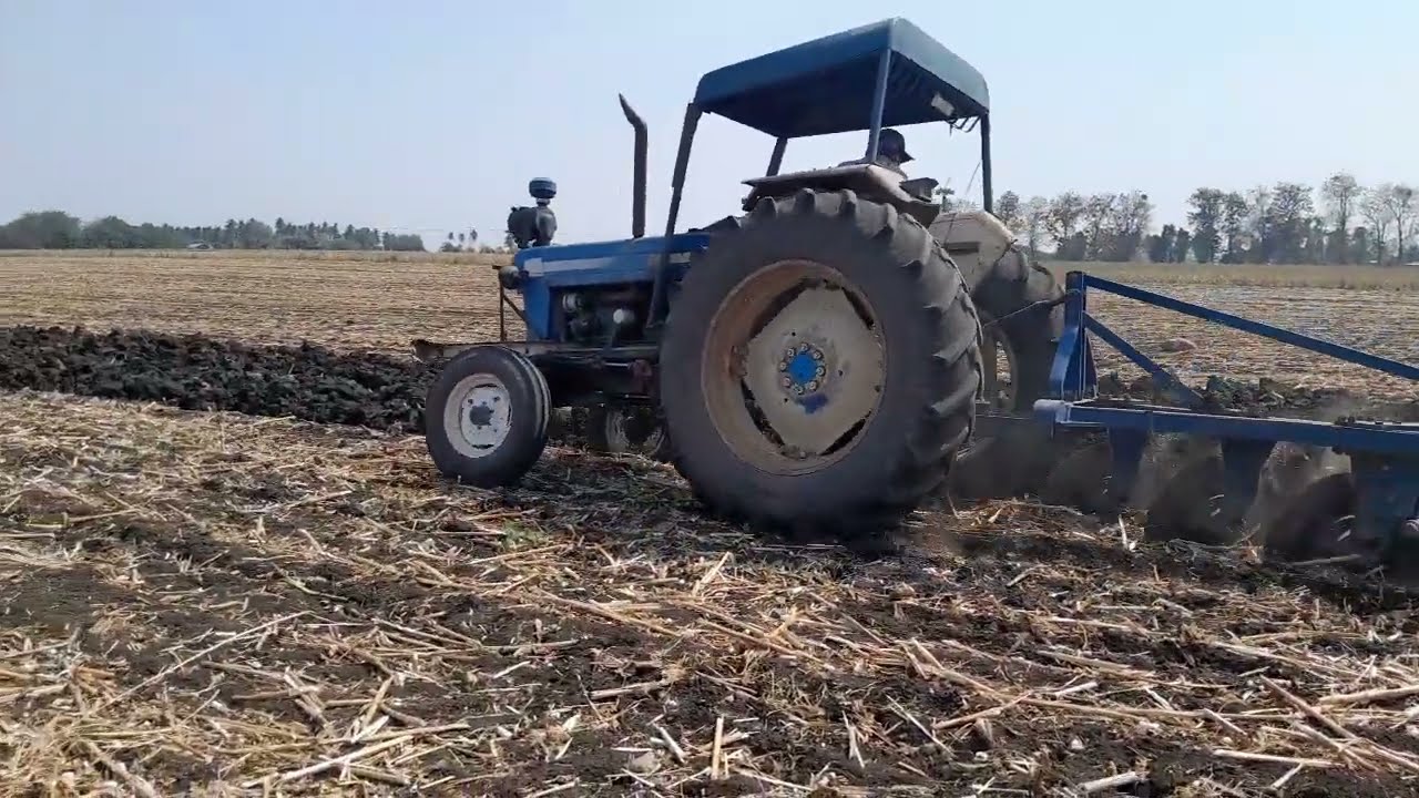 รถไถFord5000ไถกลบเตรียมดินปลูกอ้อยครับ