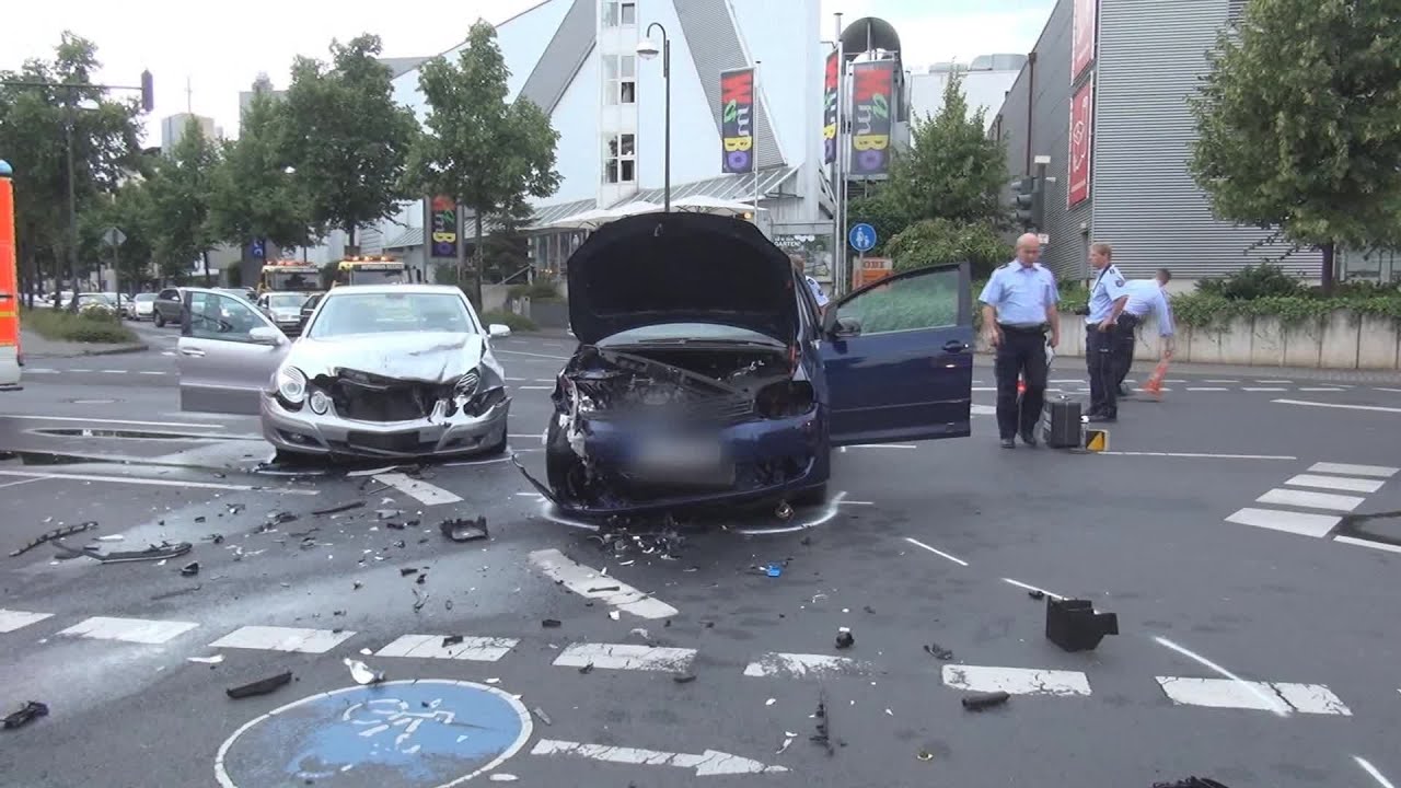 RTW auf Einsatzfahrt verursacht indirekt Unfall mit 7 Verletzten in Bonn am 27.06.2014 + O-Töne