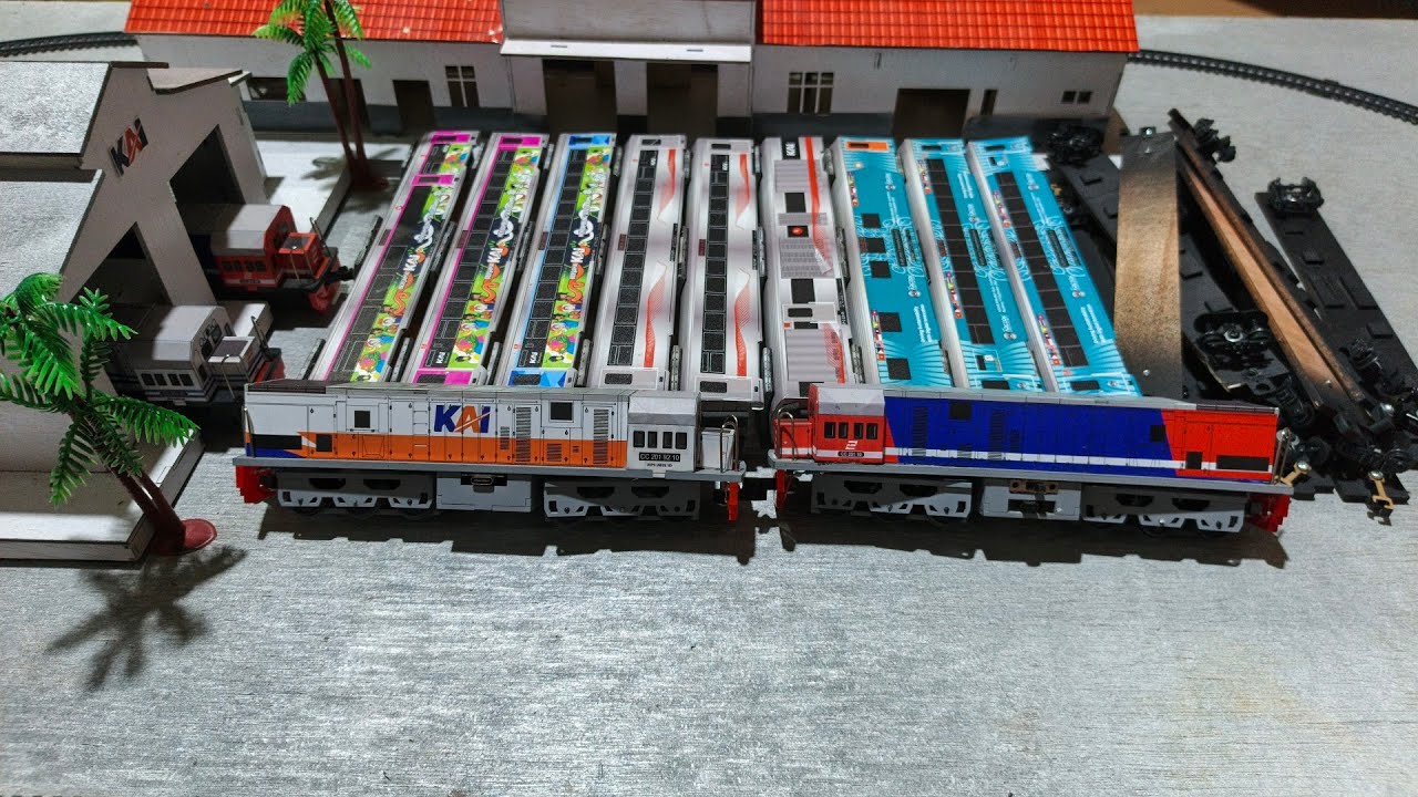 Merakit dan roling mainan kereta api, ada gerbong idhul fitri, aseans, dan ss new gen