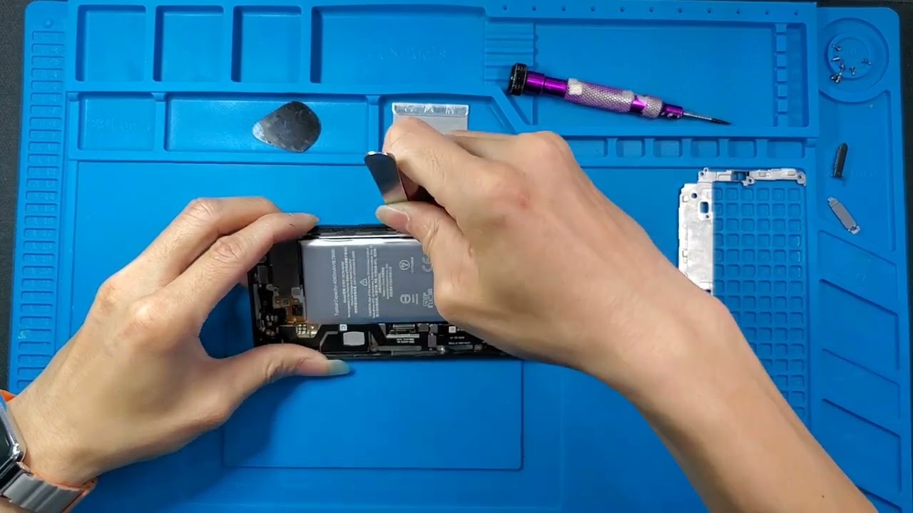 google pixel 5 , thay pin dễ như ăn bánh.