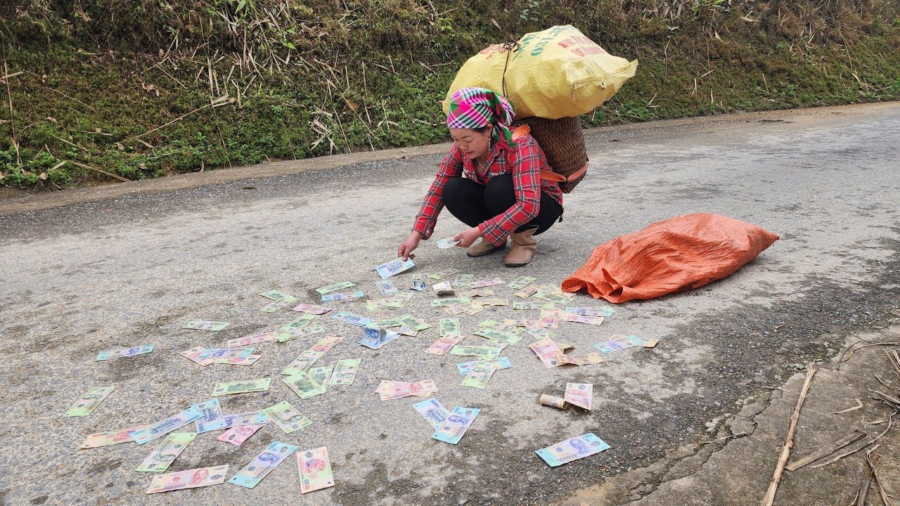 Beautiful Vietnamese girl collects scrap: Picks up a large amount of money on the street