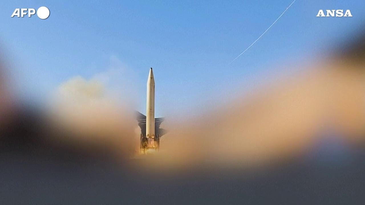 I PASDARAN annunciano lanci col NUOVO MISSILE Khorramshahr-4: ha una testata di due tonnellate
