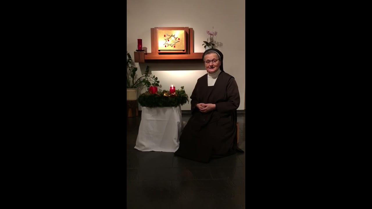03.12. Sr. Maria Angela versteckt sich hinter T&uuml;r 3 des Adventkalenders