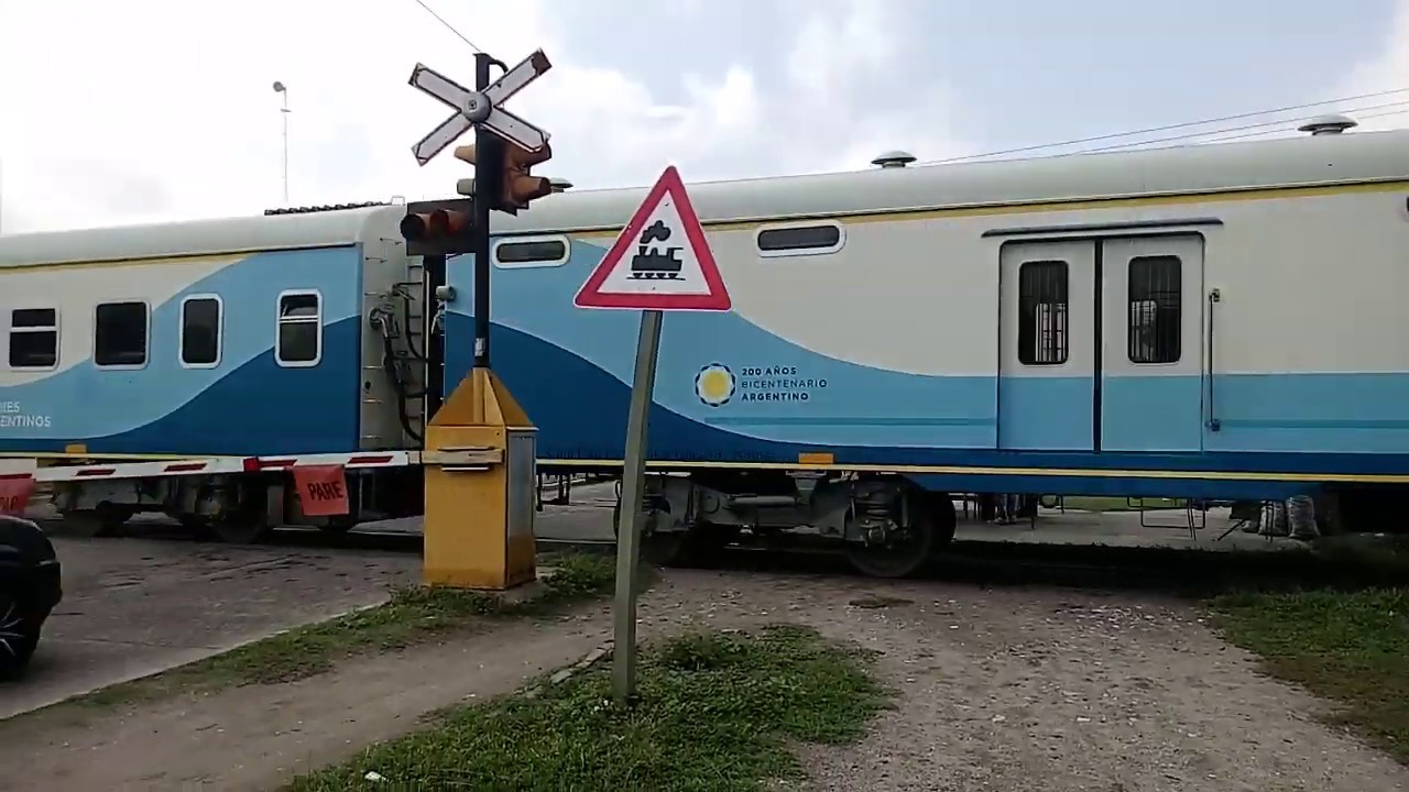 TRENES ARGENTINOS(HOY 17 DE MARZO HOY ES EL “DÍA DE SAN PATRICIO”)LLEGA Y SALE DE LA ESTACIÓN BANDA.