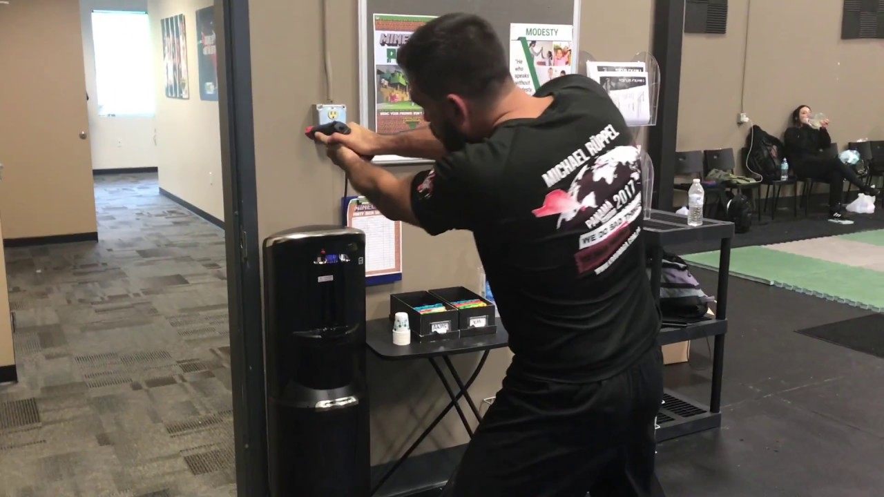 Drill Defensa contra Cuchillo utilizando un Arma como Objeto Contundente