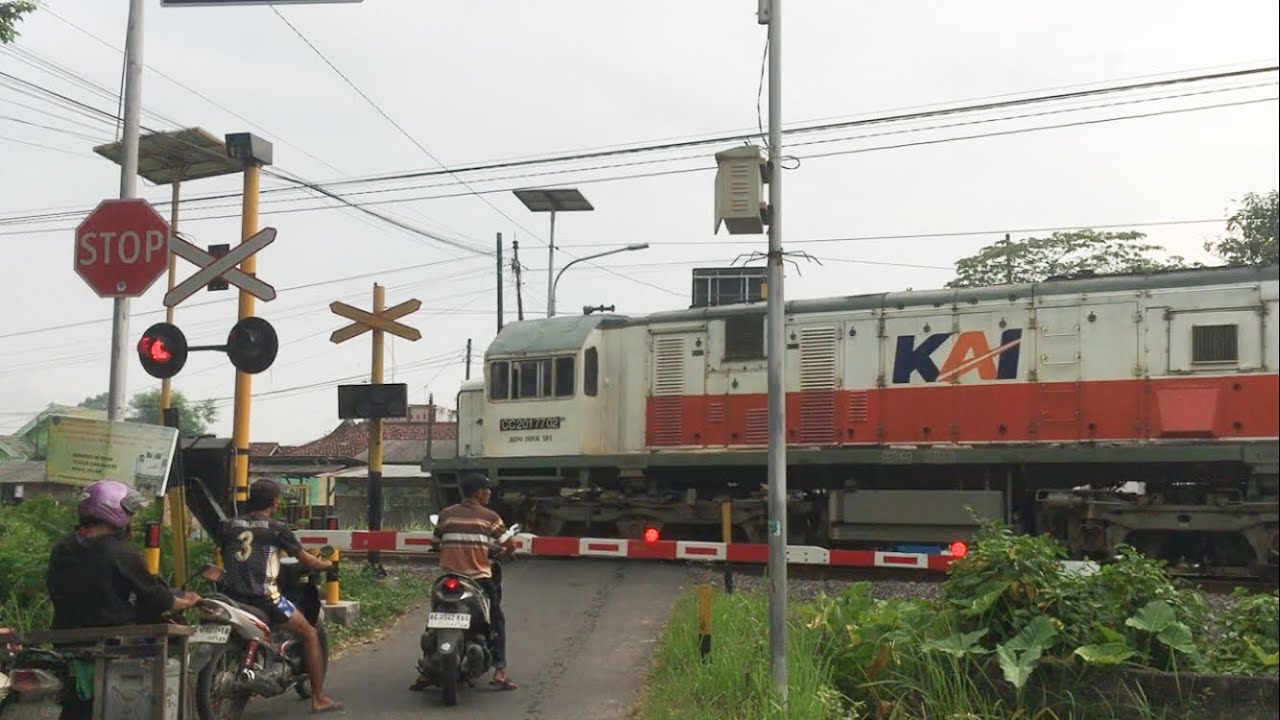RAILROAD CROSSING INDONESIA || PERLINTASAN KERETA API BELAKANG UIN SATU TULUNGAGUNG #railroad