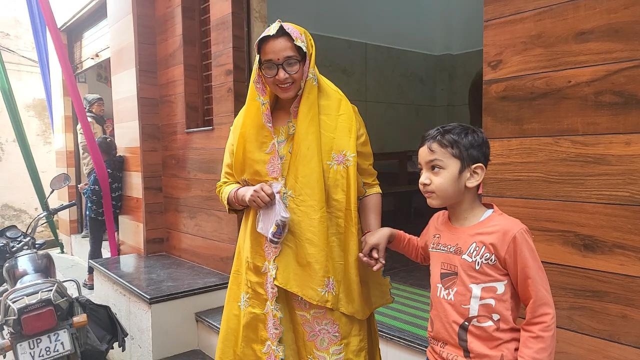 आज हो गया वणिका को बुखार || UP Vlogger Boby Pal With family.