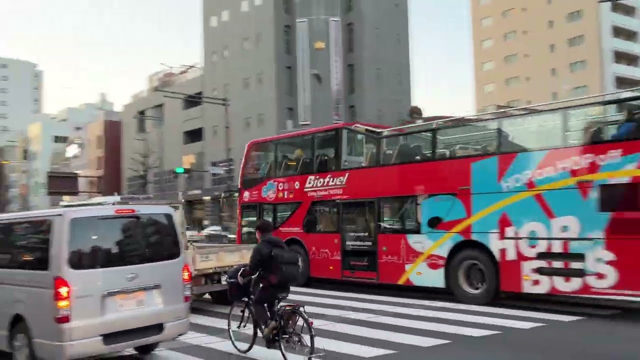 香港のバスらしき物が四谷三丁目付近を走っていく動画　2026年2月3日午後17時04分撮影