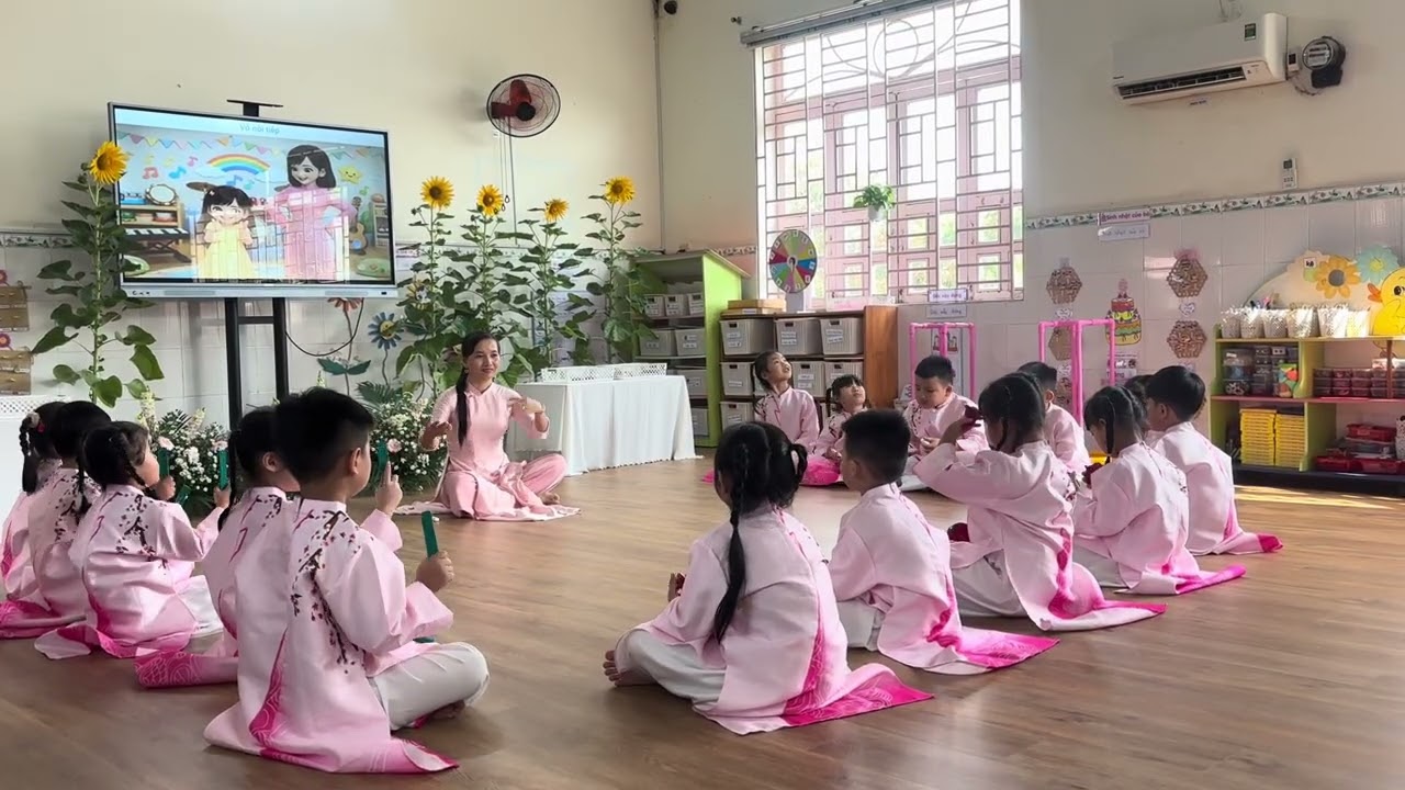 Trường MN Quỳnh Hương Đề tài: Vỗ tiết tấu phối hợp bài hát “ Quà 8/3” lứa tuổi 5-6 tuổi