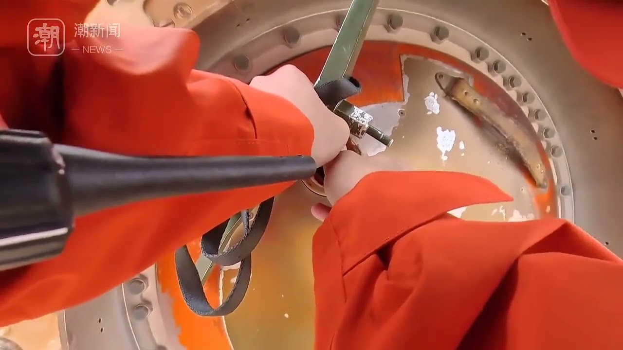 First person angle to see the opening of Shenzhou XV reentry capsule