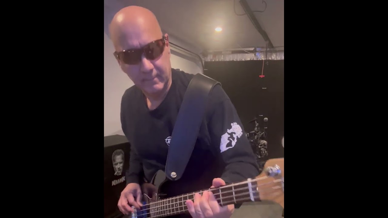 Trying to synchronize the vocals while playing, so much fun !!!