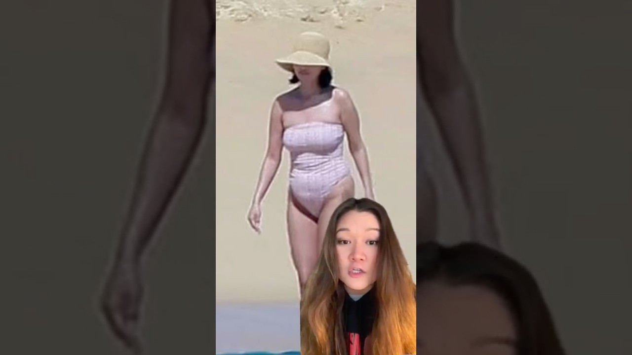 Селена демонстрирует новый купальник