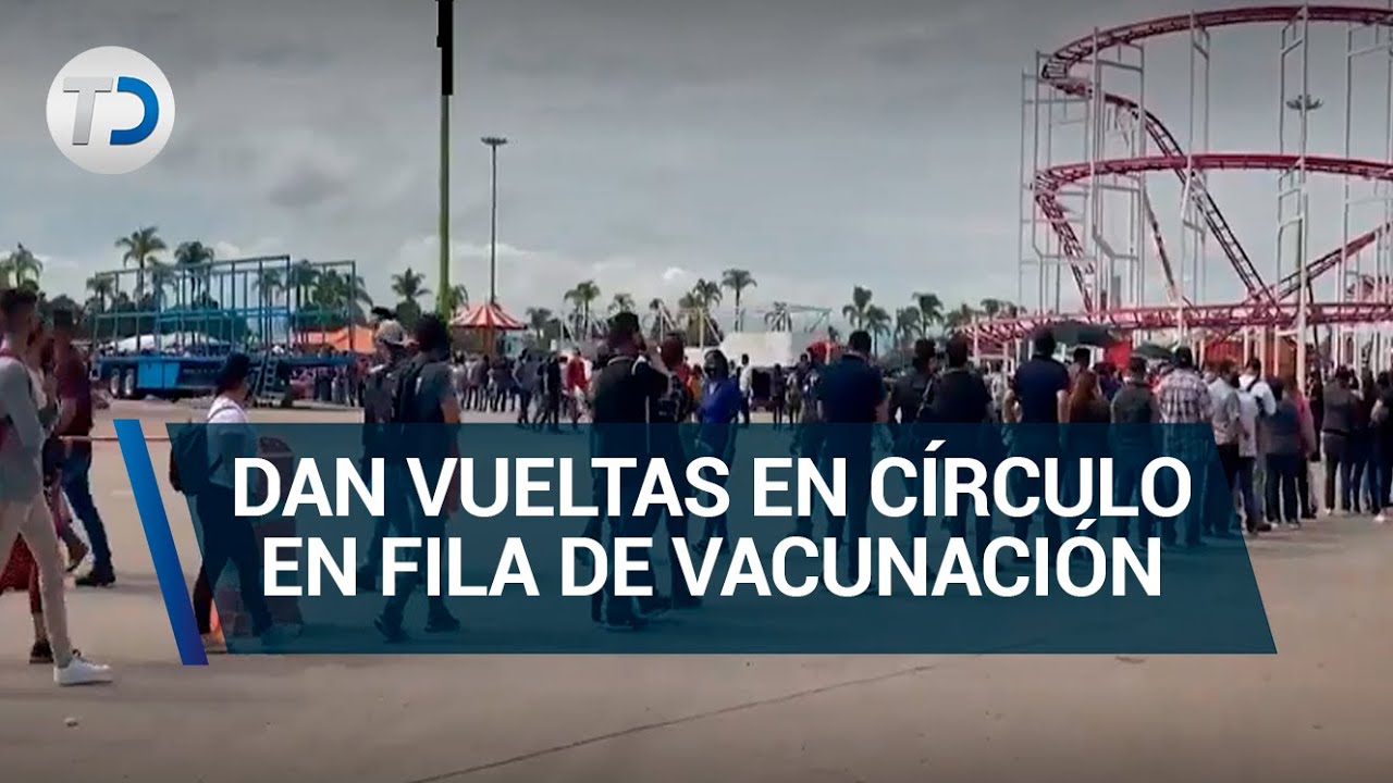Jóvenes dan vueltas en círculo en fila de vacunación anticovid en Durango