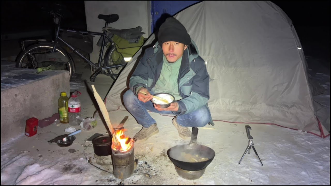 冬季骑行甘肃，小房子有床不睡雪地搭帐篷过夜，晚上生火炒菜吃