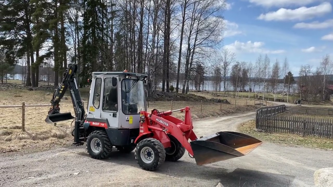 K&ouml;p Gr&auml;vlastare Kubota R420 med gr&auml;vaggregat och redskap p&aring; Klaravik