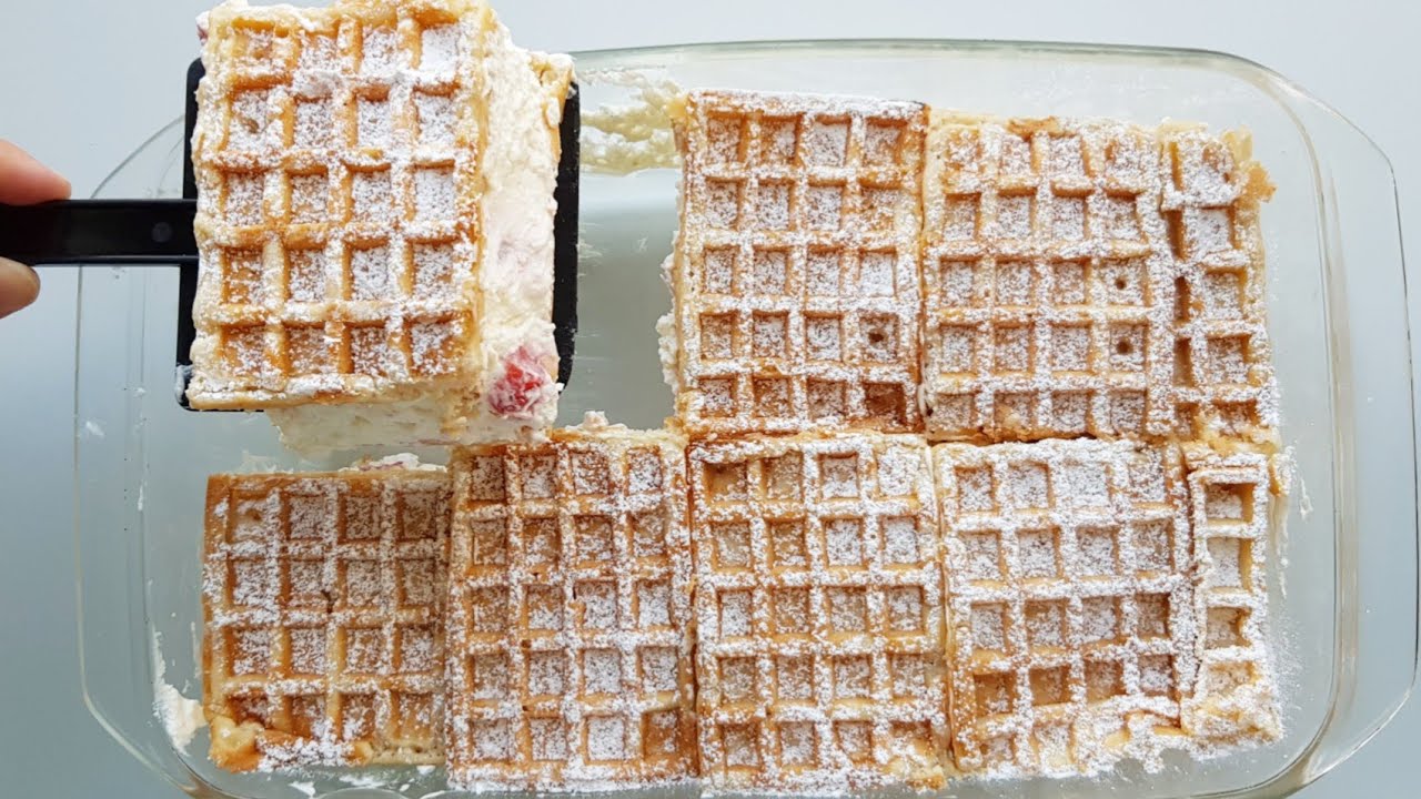 Tarta de gofres, nata  y fresa😍 con muy pocos ingredientes tenemos una tarta r&aacute;pida y rica😋.