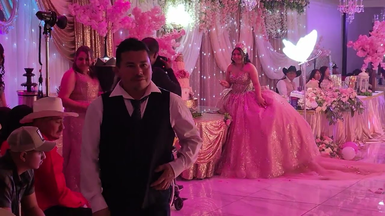 QUINCIAÑERA ES SORPRENDIDA  POR EL PADRINO CON MARIACHIS USA.