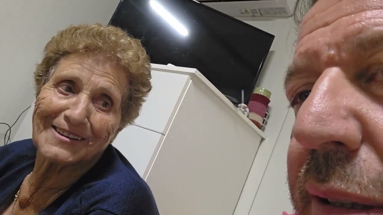 Ένα τσίπουρο μια πίτα μια ελια ντοματακή τυρί σαλάτα ψωμί κομμένο με το χέρι κ αγάπη Ιωάννα Βασίλης