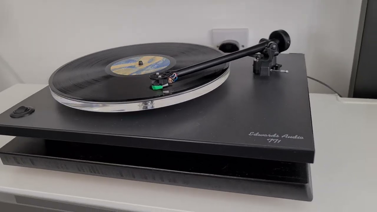 Edwards Audio TT1 Turntable, Cyrus 3i Amp and B&W 601 S2 Speakers