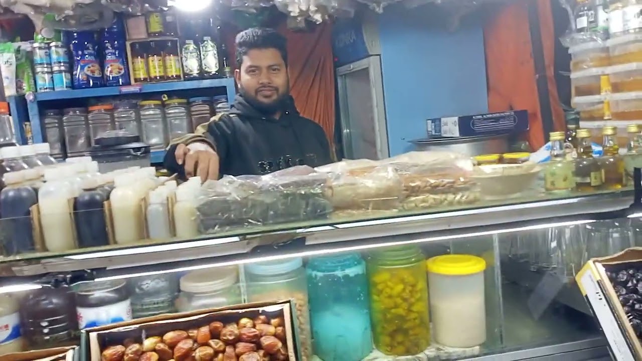 কুমিল্লা ক্যান্টনমেন্ট সিএনজি স্টেশনের পাশে ফল মাকেট পাশে নুরনাহার ট্রেডাস।রোজার খেজুর পাওয়া যায়।
