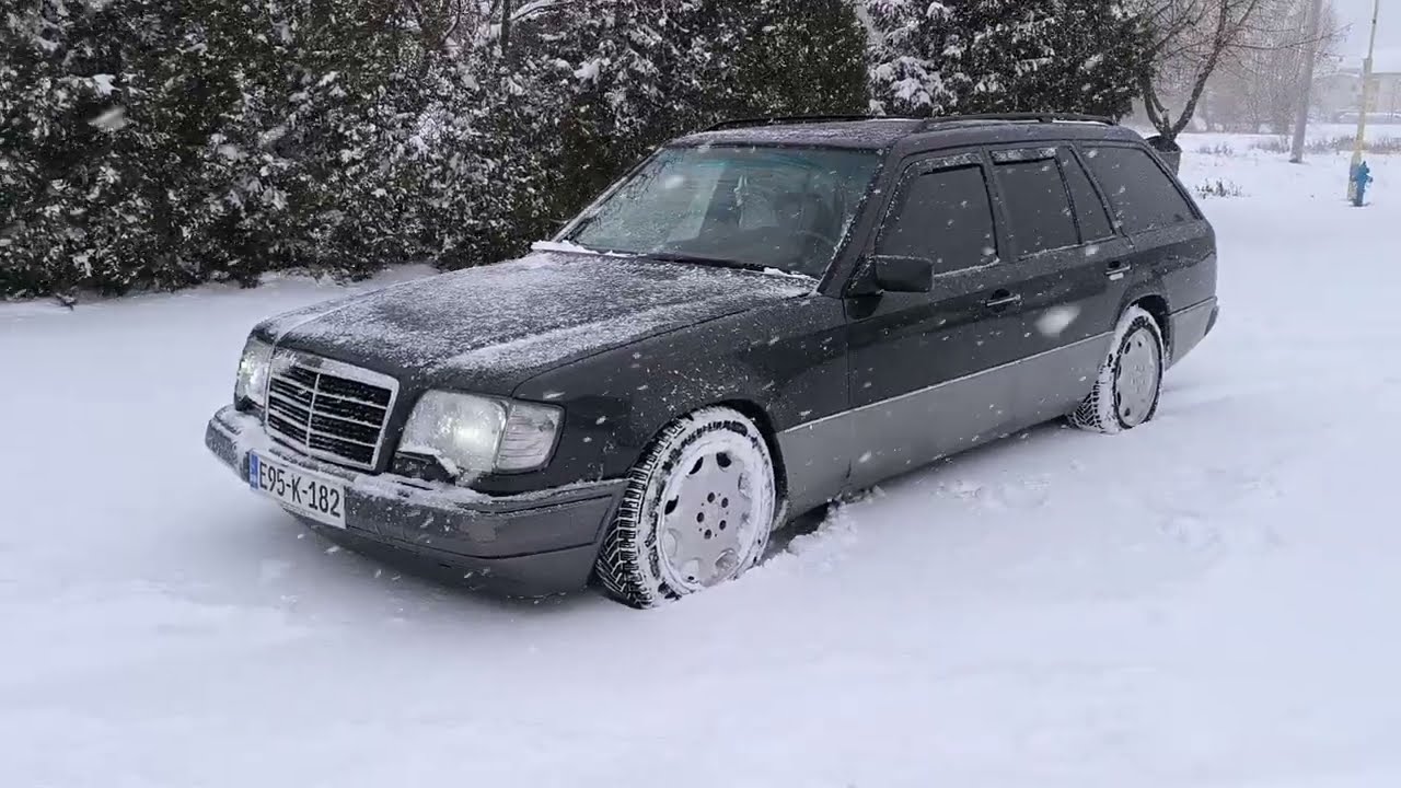 Mercedes S124 short snowy winter city drive W124