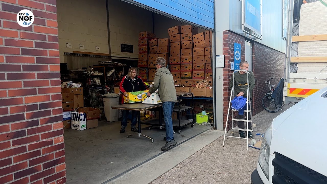 Kringloopwinkel De Wissel in Dokkum overspoeld met kleding en meubilair