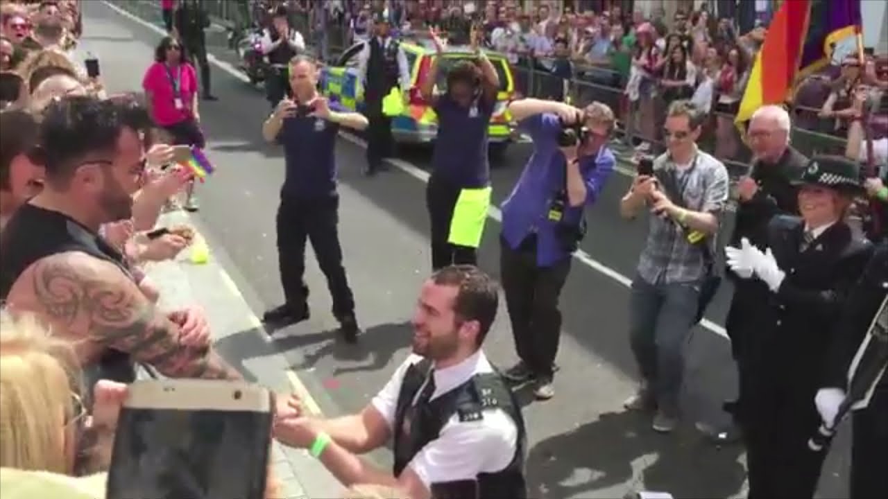 Surprise proposal by a Met Police officer at London Pride 2016