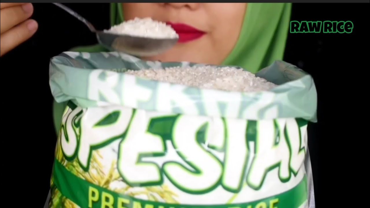 ASMR RAW RICE EATING || RAW RICE || MAKAN BERAS MENTAH DI KARUNG PLASTIK PAKE CENTONG