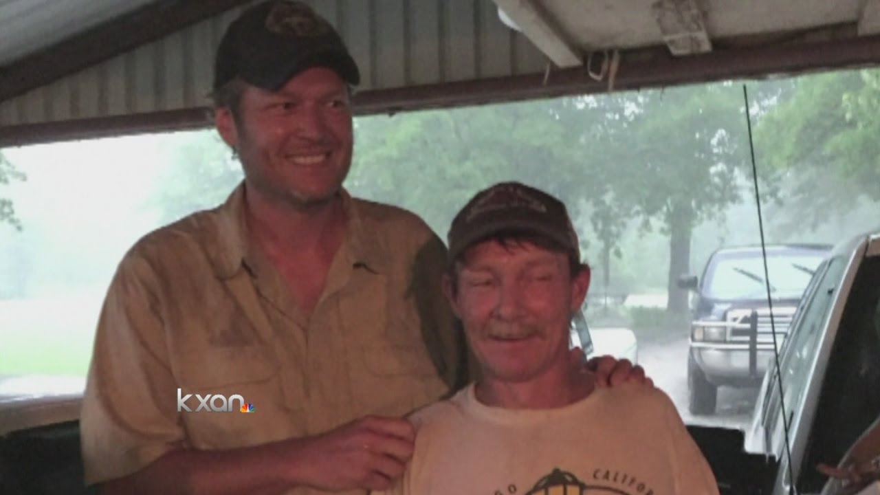 Blake Shelton helps Oklahoma man stuck in high water