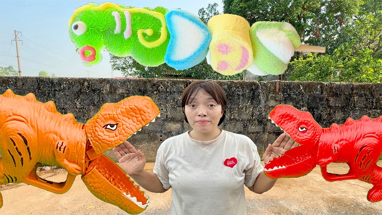 Kem Ốc một ngày chăm sóc thú cưng con gà, con vịt, con chó bất ổn, bị khủng long bắt. Theu Chanel