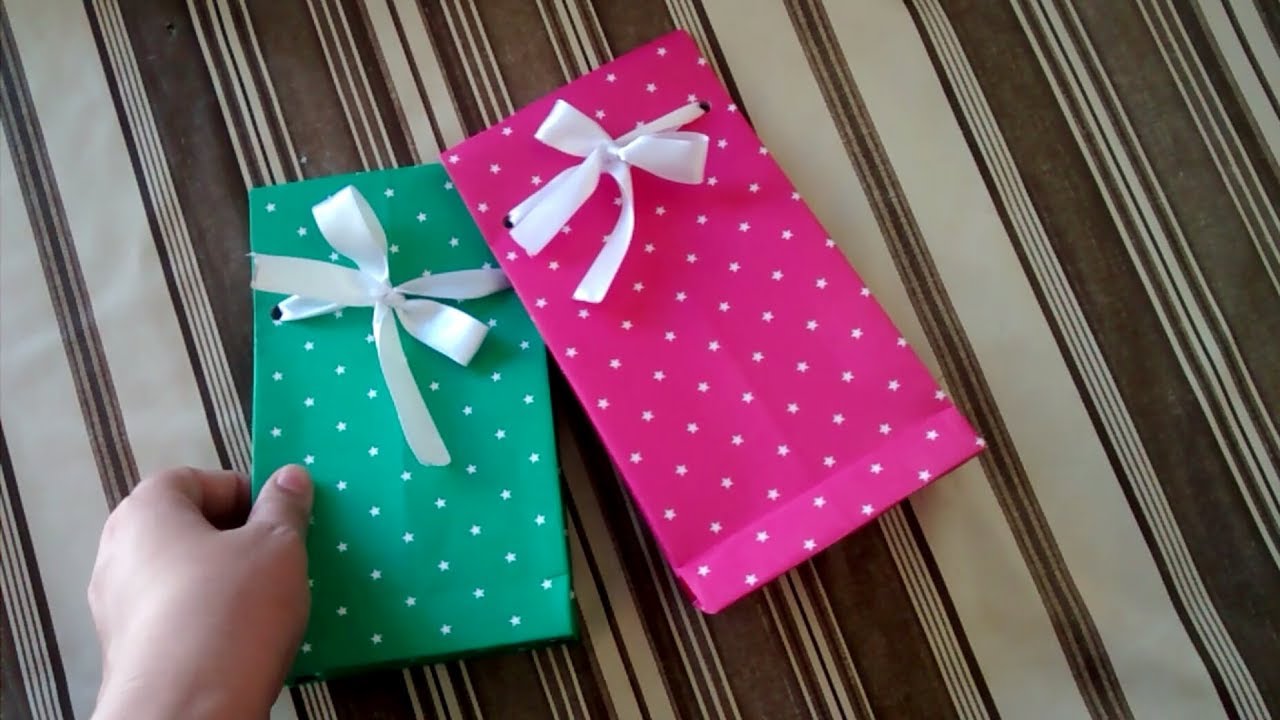 Embalagem de Presente Feita com Papel