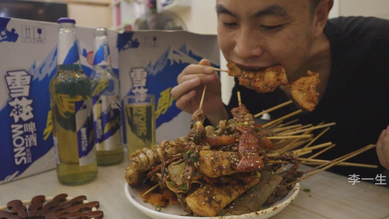 米麵哥，在镇上买了，100元烧烤，两箱啤酒，小伙边吃边聊天，吃开心了