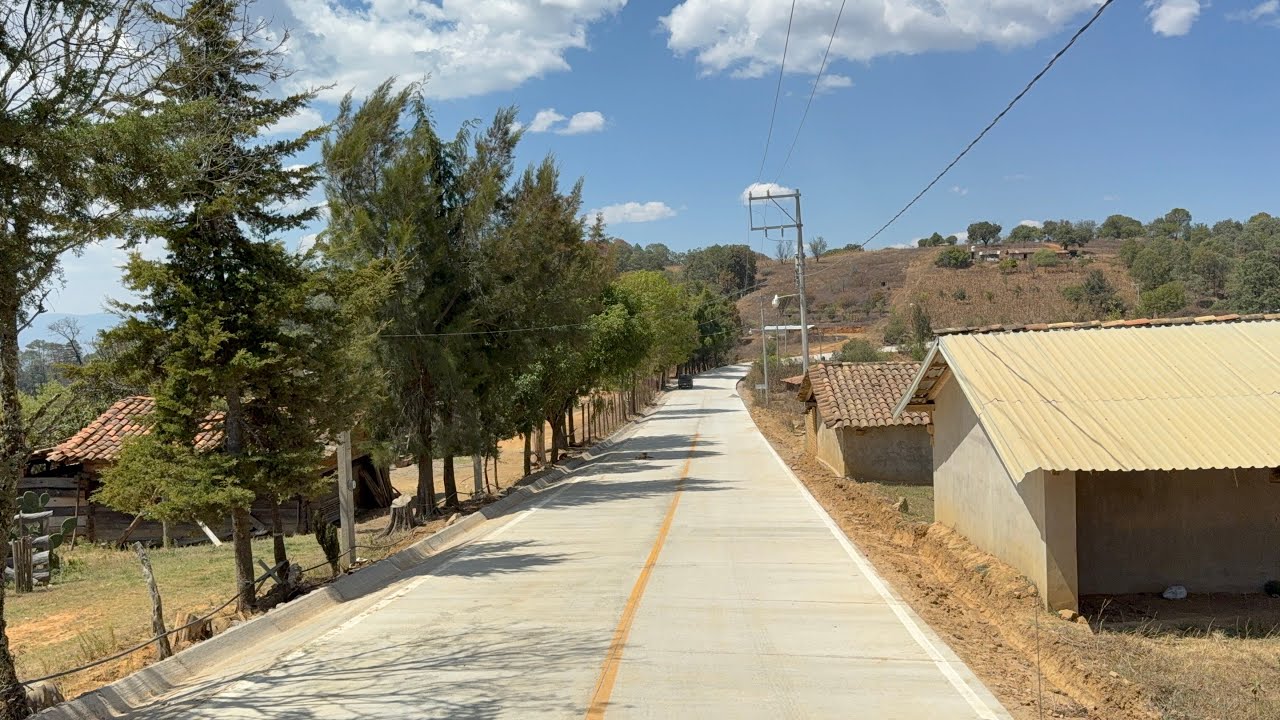 Carretera de concreto hidráulico San Juan Mixtepec a Santiago Juxtlahuaca 