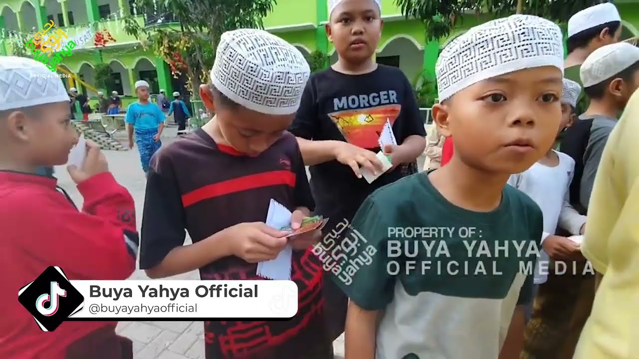 Keseruan Buya Yahya dan Santri dalam Kegiatan Market Day di Al Bahjah