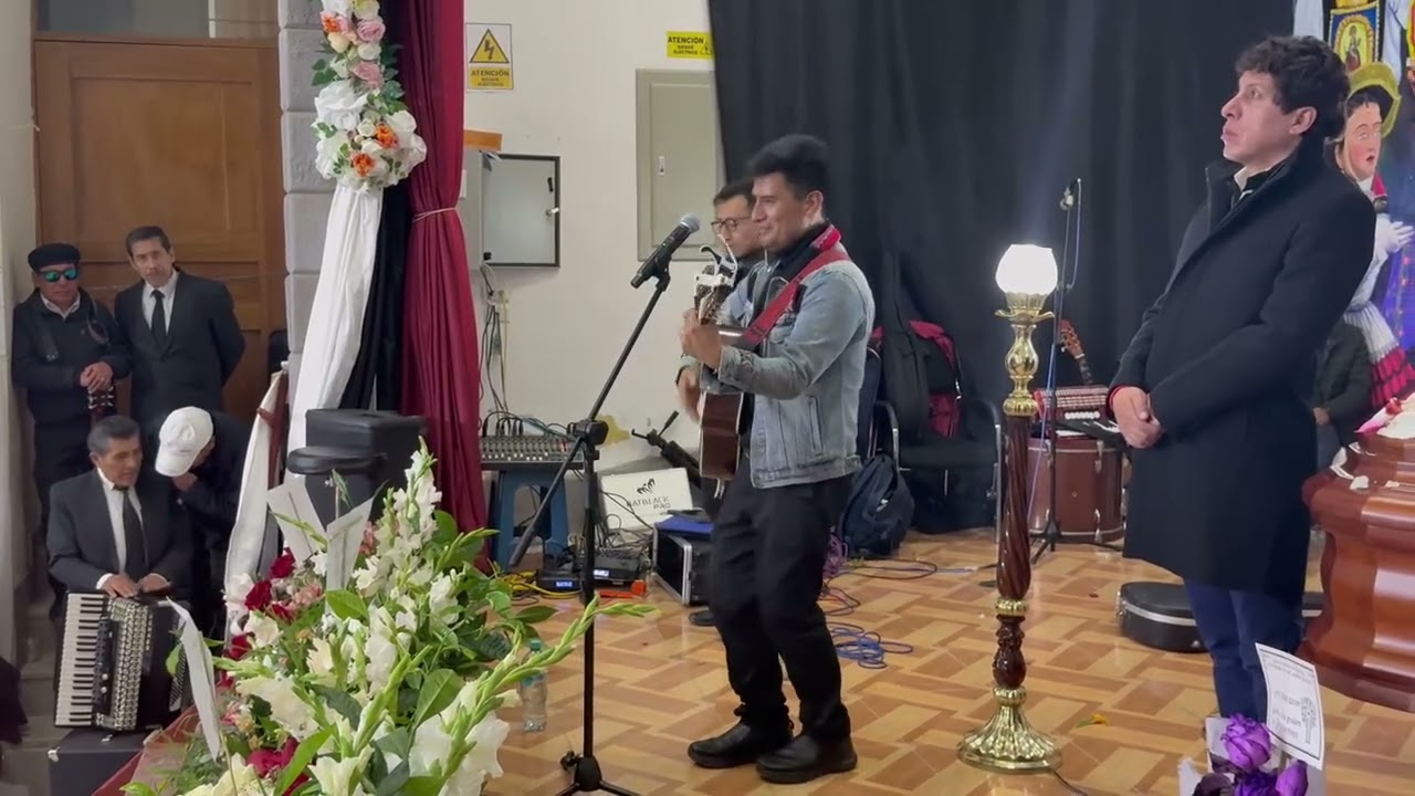 Teo Farfan rinde homenaje a Jorge Nuñez del Prado antes de su entierro
