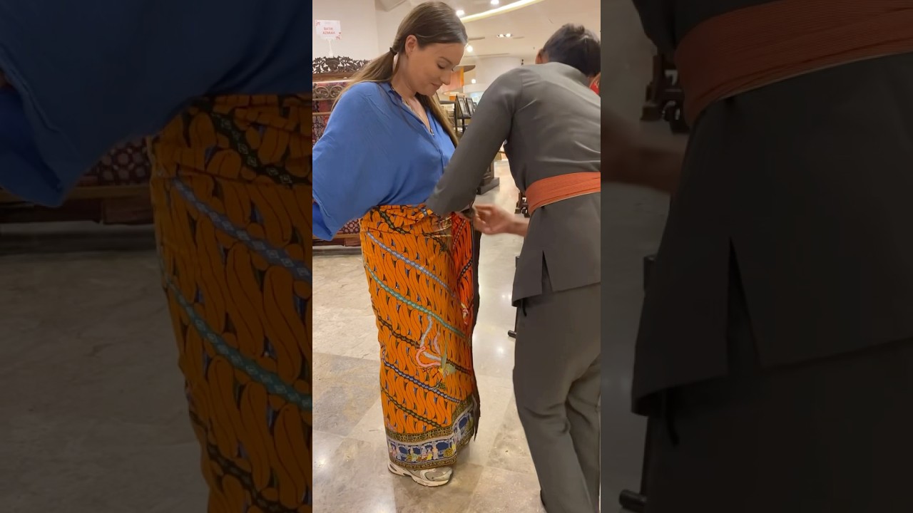 Indonesian woman shows me how to style a batik  #indonesia #batik  #asianfashion #travelvlog