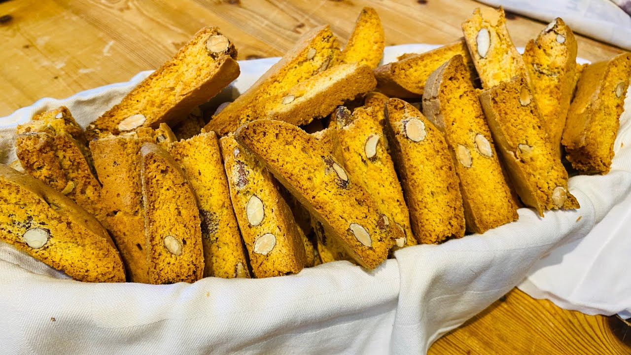 Biscotti simili ai cantucci o scroccadenti. friabili e buonissimi. Ottimi anche da inzuppo ￼
