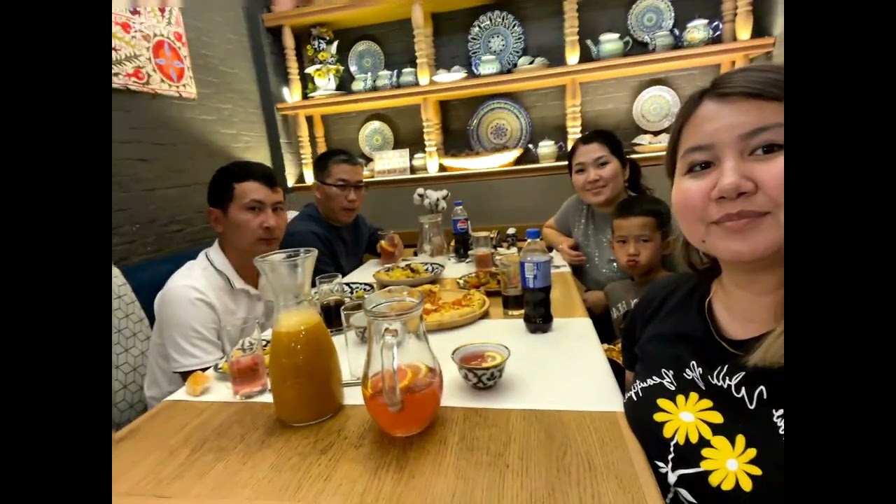 With friends at a caf&eacute;