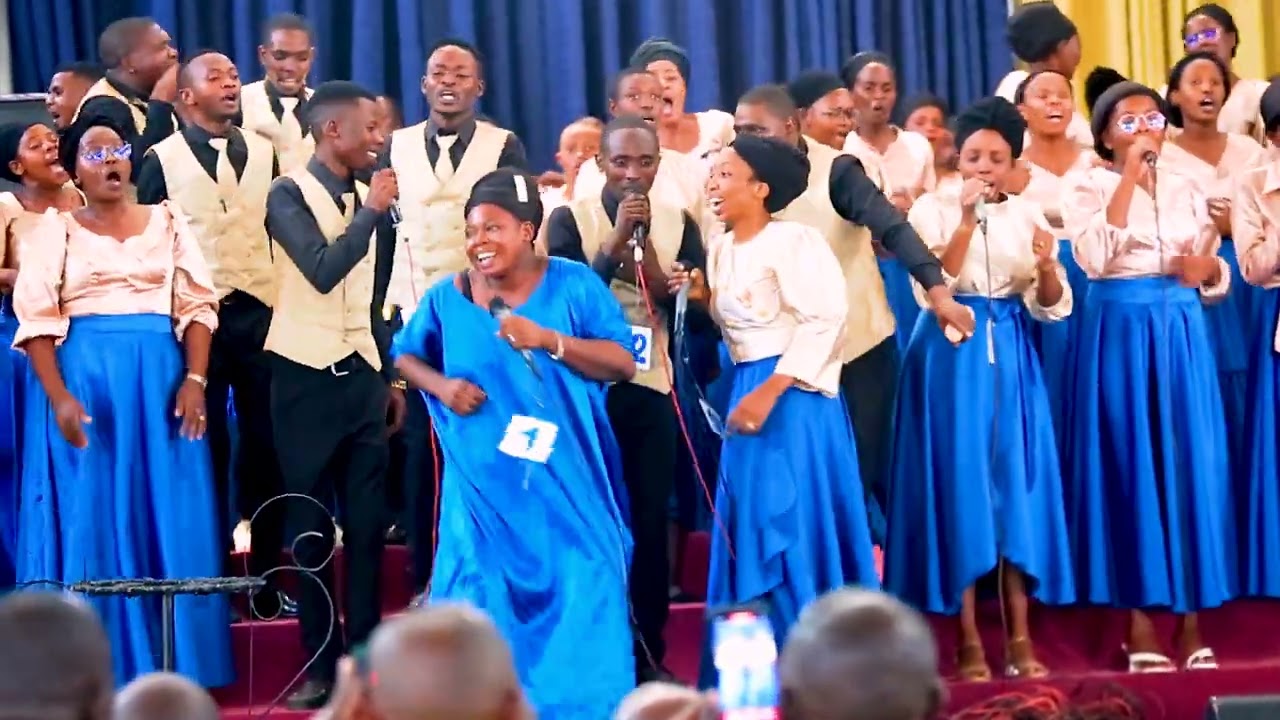 Urumuri choir mu ndirimbo NIBA MWARASOGONGEYE live
