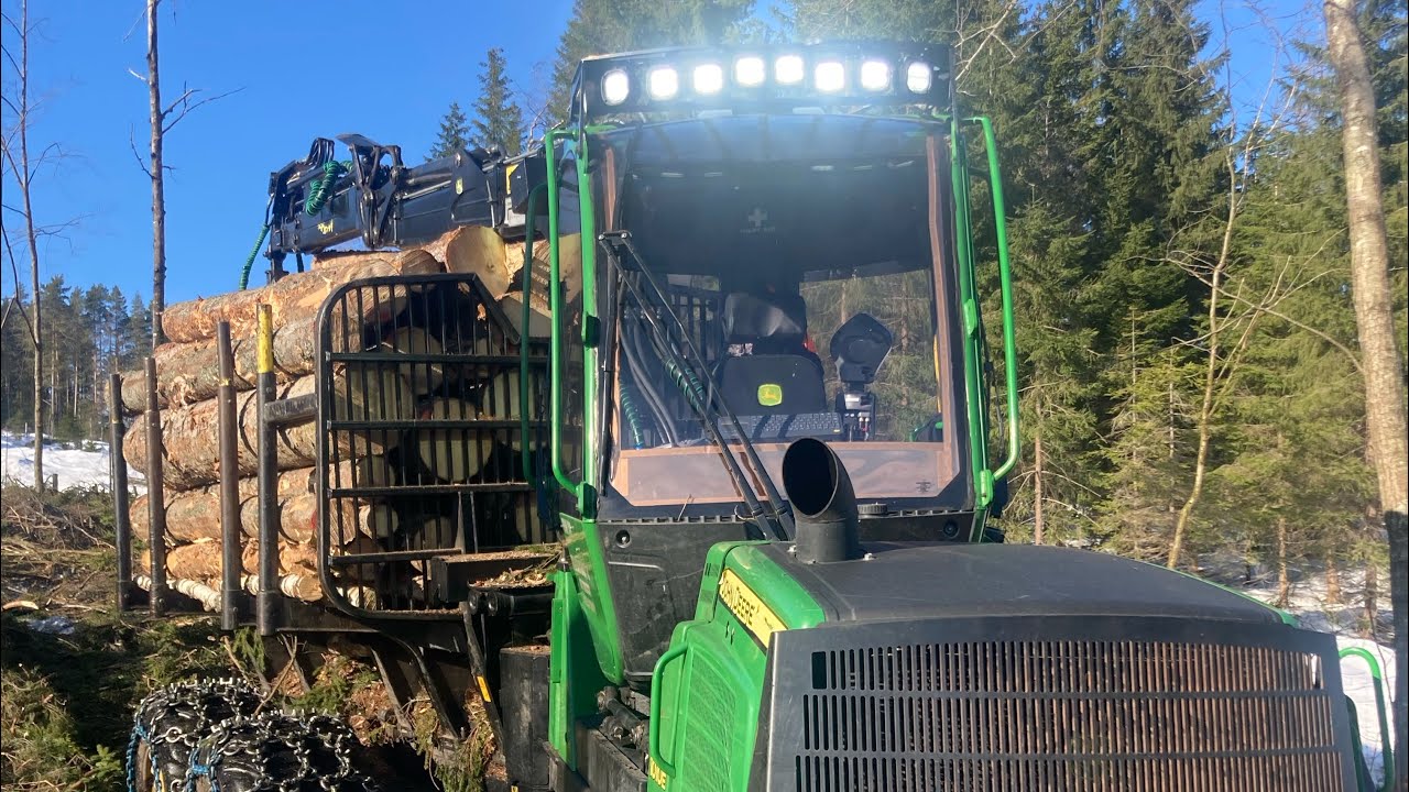 1010 E John Deere in thinning loading #forest #heavyequipment #machine #johndeere
