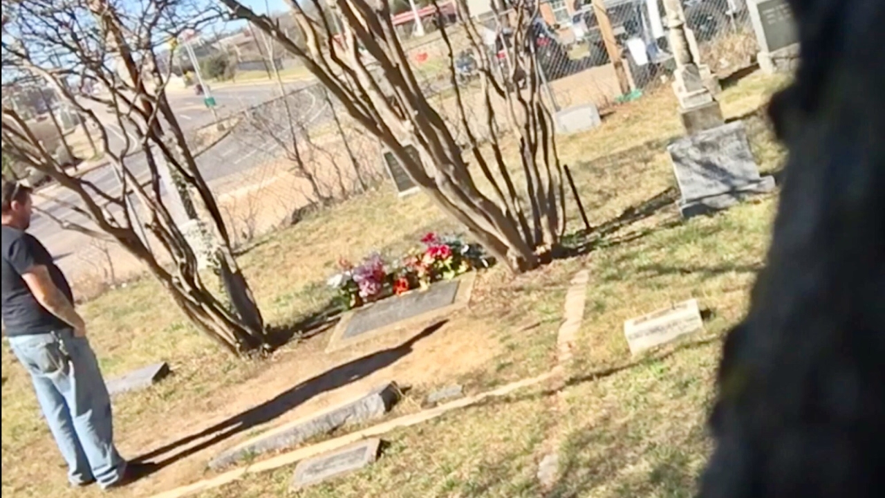 TDW 1692 - The Graves of Bonnie and Clyde
