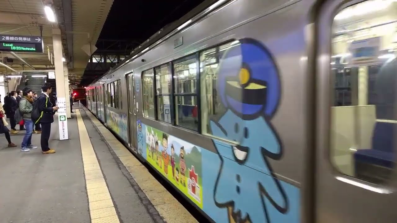 青森駅ホームと入線する青い森鉄道701 系
