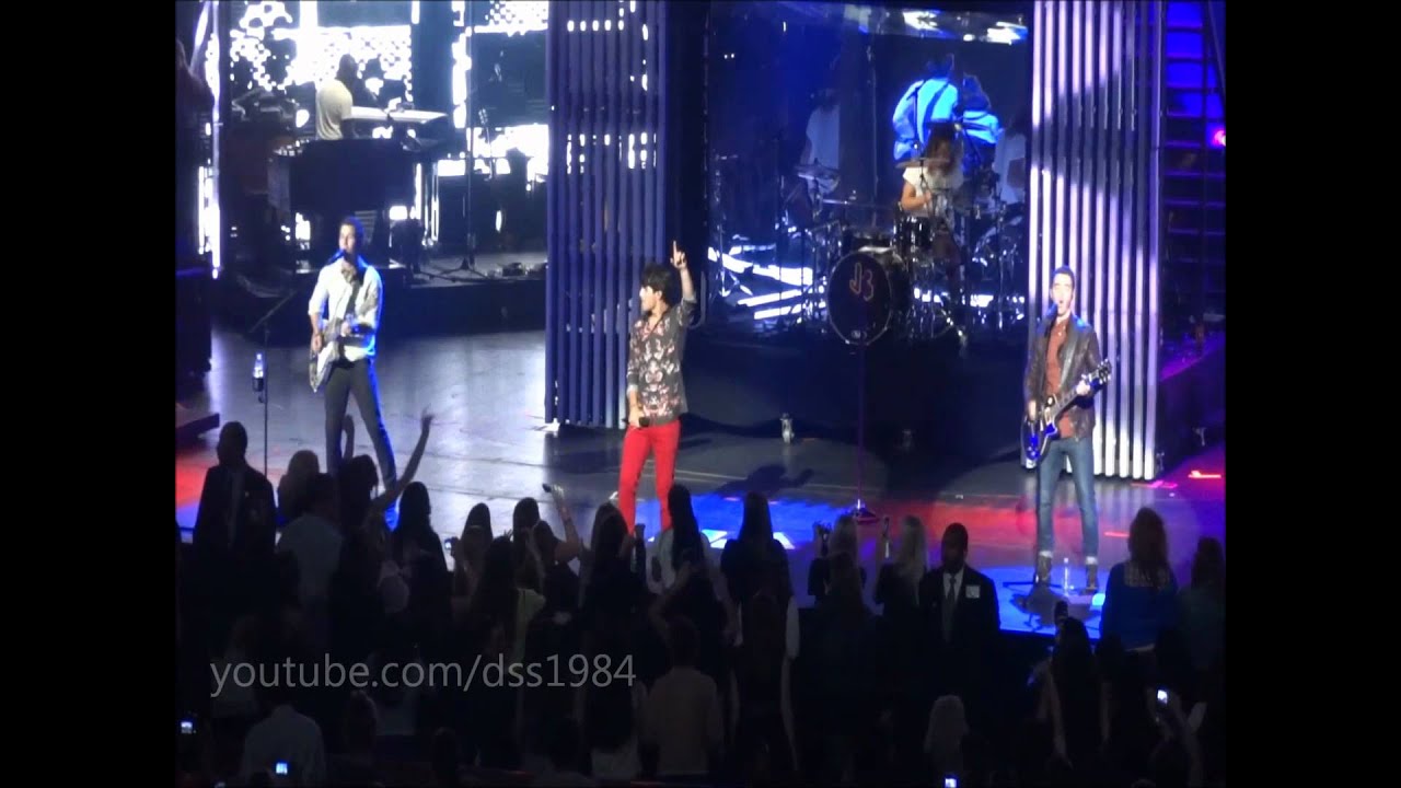 Jonas Brothers - Let's Go (Live at Radio City)
