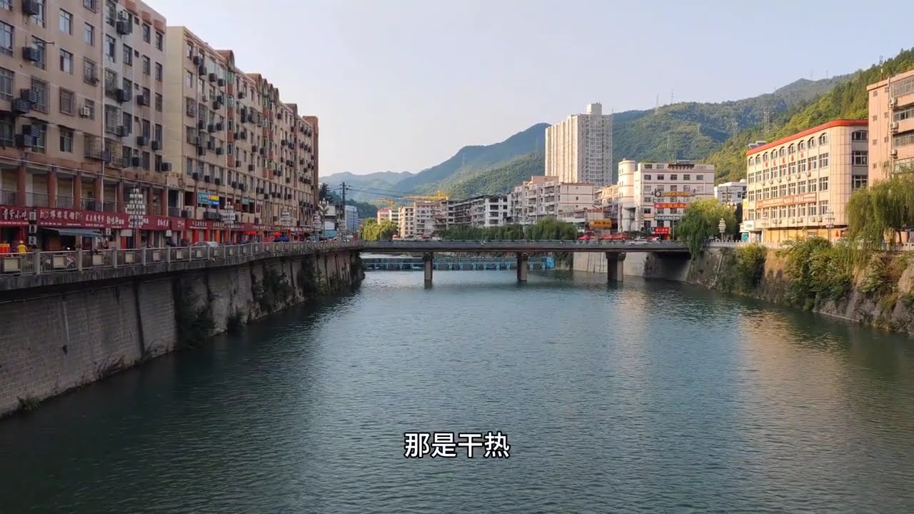 秦岭山区略阳县，嘉陵江穿城而过山水相依，县城热闹繁华40元住宿