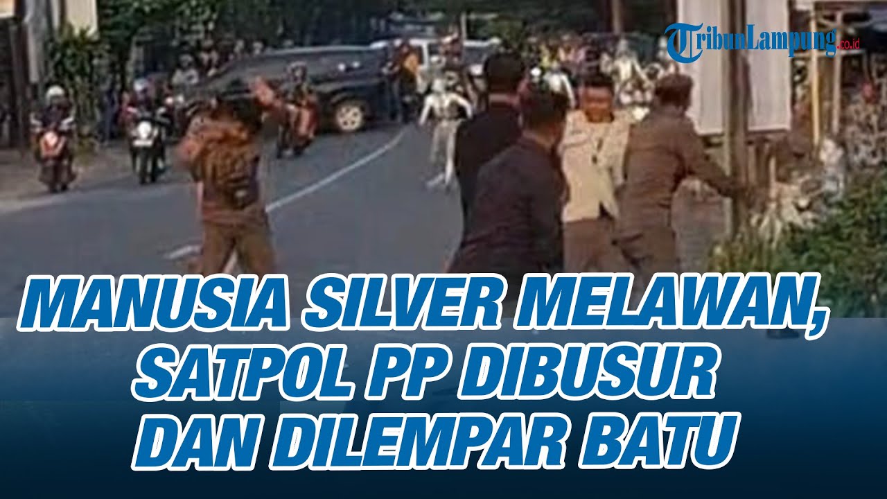 RICUH! Manusia Silver Serang Satpol PP saat Ditertibkan, Lepaskan Busur Panah Hingga Lempar Batu
