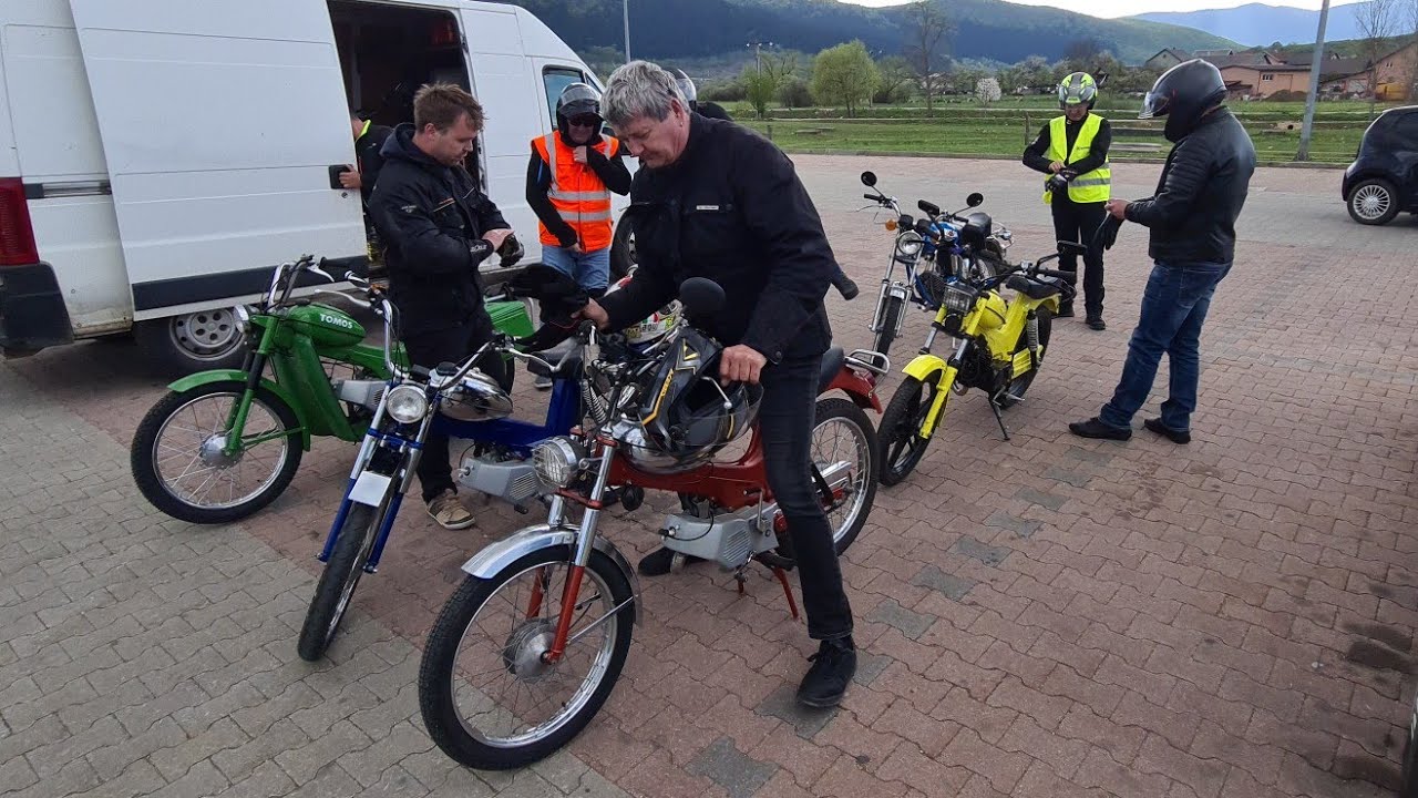 Slovenski motoristi na Tomosima u Otočcu