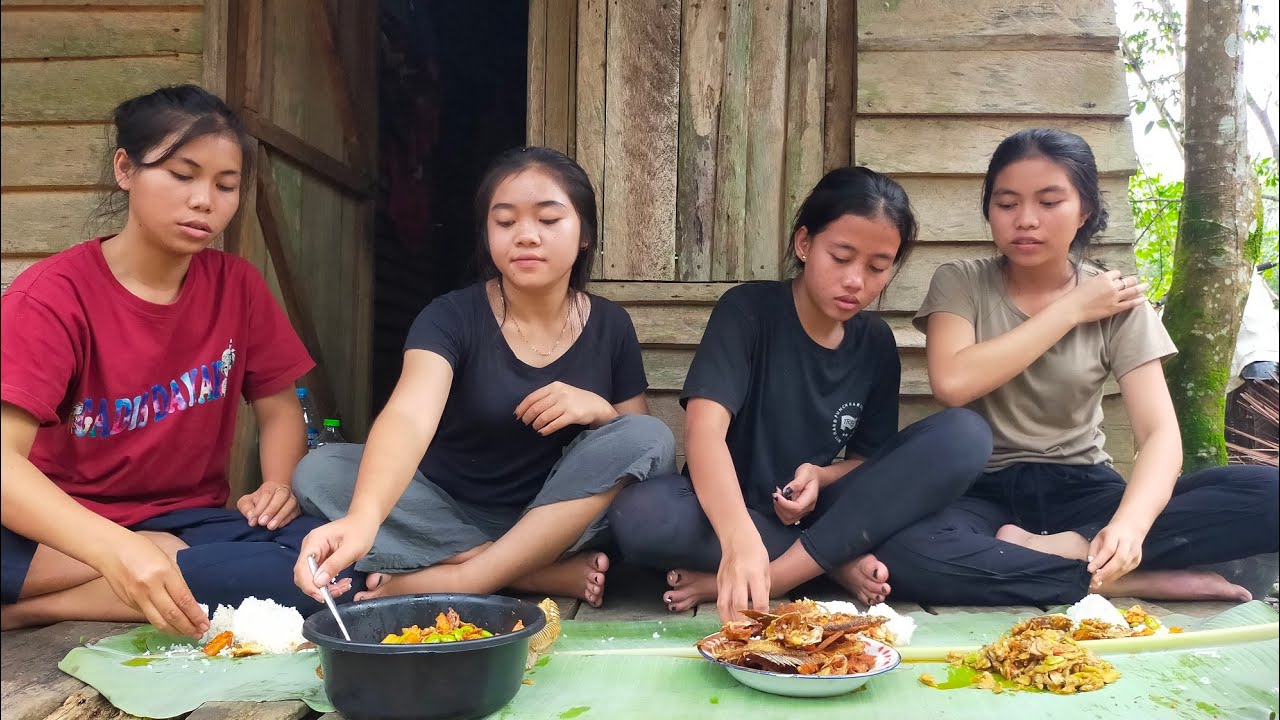 Gadis Dayak || Masak Ikan Hasil Buruan di Kolam Pondok Sawah